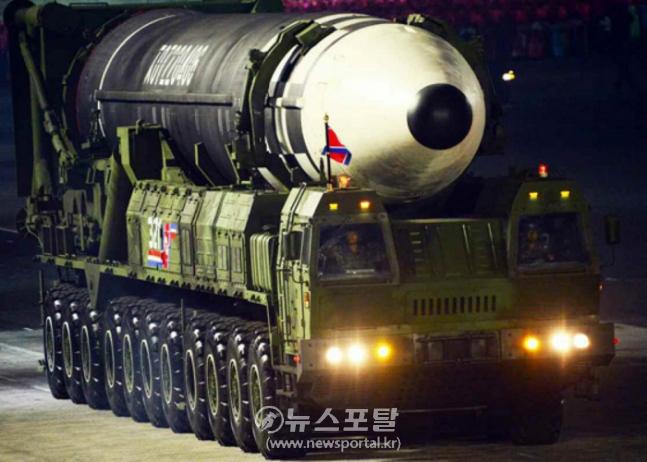 북한 다탄두 ICBM 선보여.jpg
