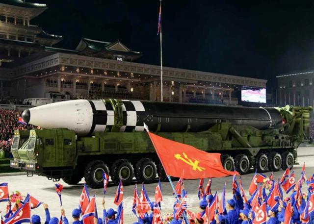 북한 다탄두 ICBM 선보여1.jpg